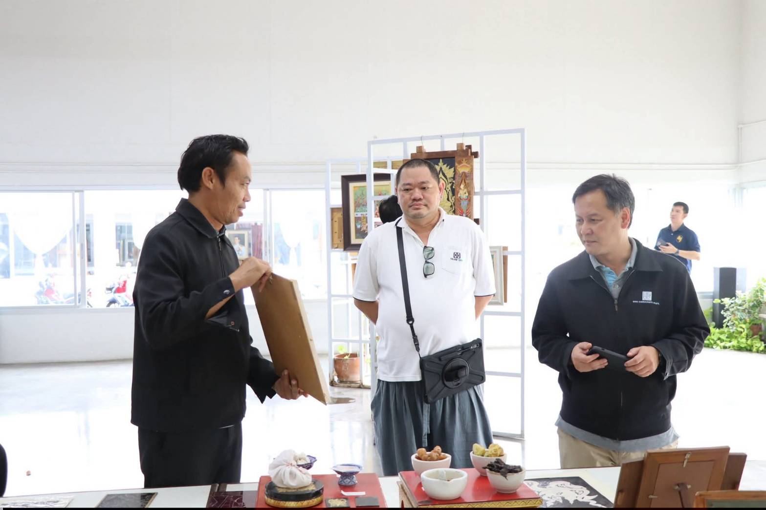 title - ผู้อำนวยการศูนย์ส่งเสริมและพัฒนาอาชีพเสริมนอกภาคการเกษตร ให้การต้อนรับคณะเจ้าหน้าที่กระทรวงทรัพยากรธรรมชาติและสิ่งแวดล้อม เยี่ยมชมสถานที่ ศพส. และแผนกฝึกอบรมทั้ง 12 แผนก